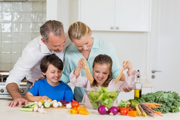 Mère fille, préparer salade, dans, cuisine