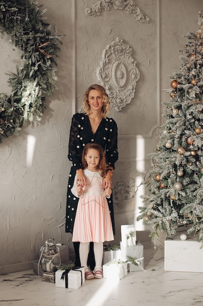 Mère et fille près de l'arbre de Noël