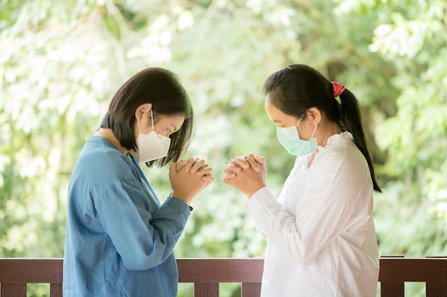 Mère et fille prient pour encourager et soutenir ensemble.