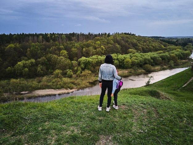 Mère et fille profite de la vue sur la côte de la rivière Sluch