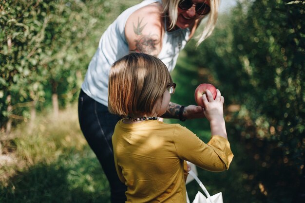 Mère et fille ramasser des pommes