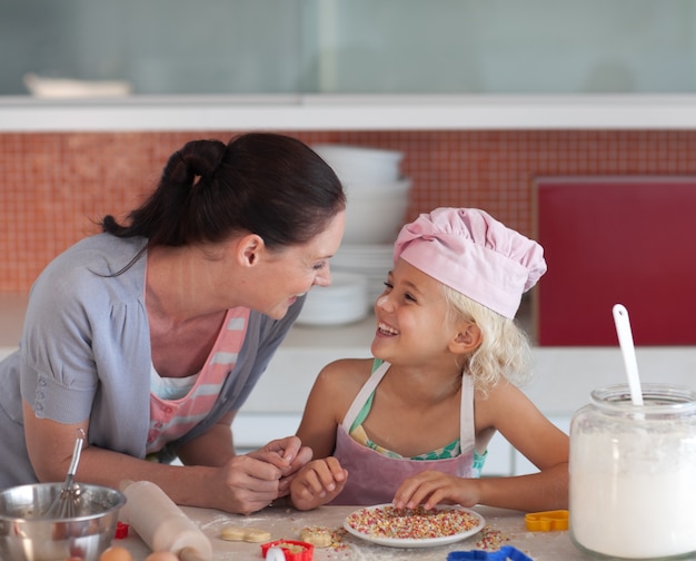 Mère et fille regardant dans les yeux