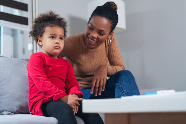 Mère et fille regardant un film