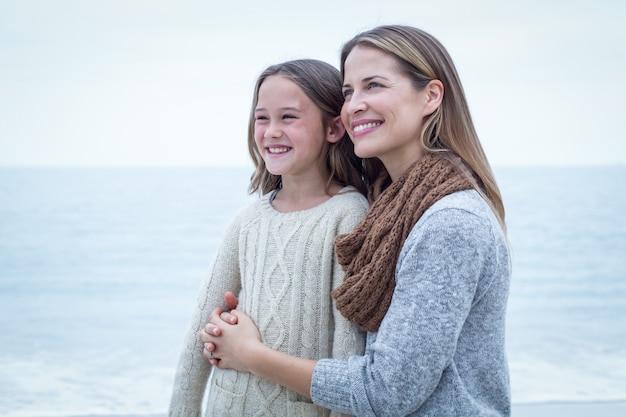 Mère, fille, regarder loin, bord mer