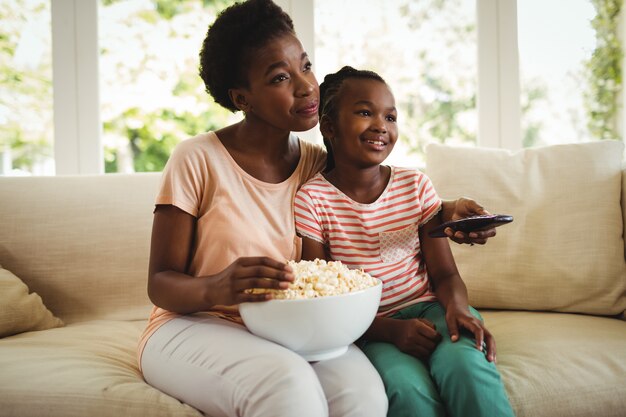 Mère fille, regarder télévision, dans, salle de séjour