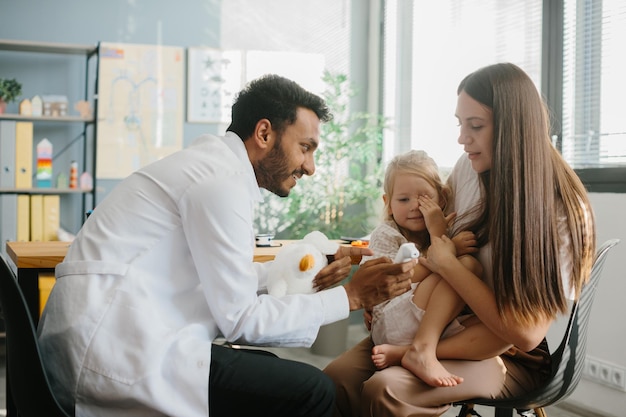 Photo mère et fille à un rendez-vous chez le médecin