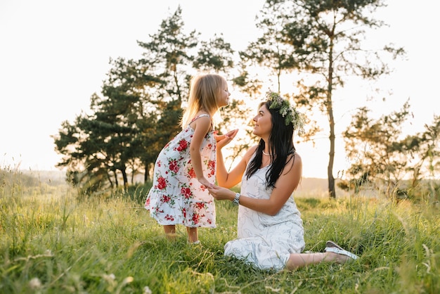 Mère et fille s'amusant dans le parc. Bonheur et harmonie dans la vie de famille.