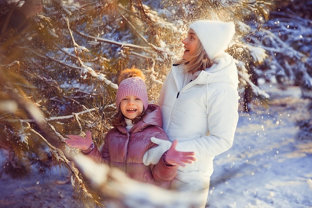 Mère et fille s'amusant dans le parc d'hiver.