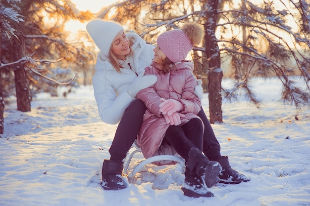 Mère et fille s'amusant dans le parc d'hiver.