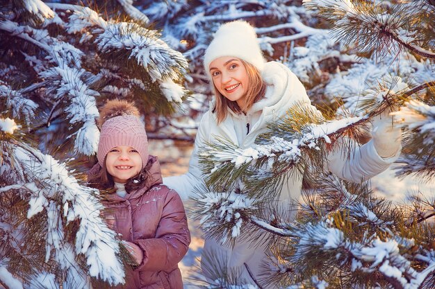 Mère et fille s'amusant dans le parc d'hiver.