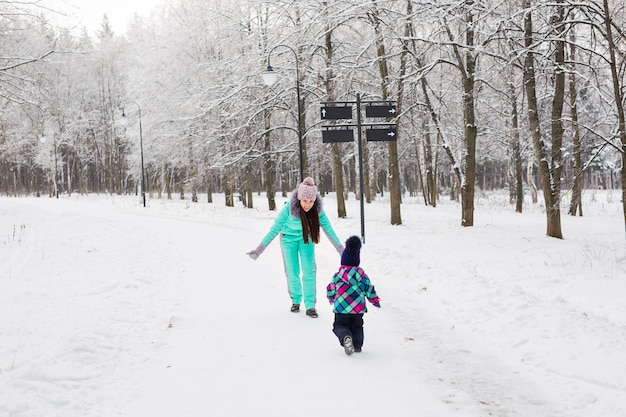 Mère et fille s'amusant dans le parc d'hiver.