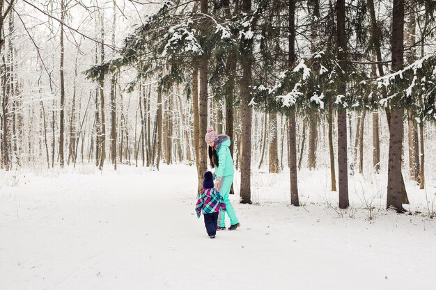 Mère et fille s'amusant dans le parc d'hiver.