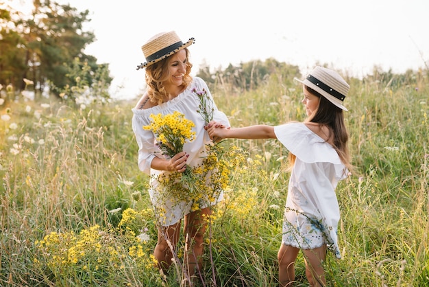 Mère et fille s'amusant dans le parc