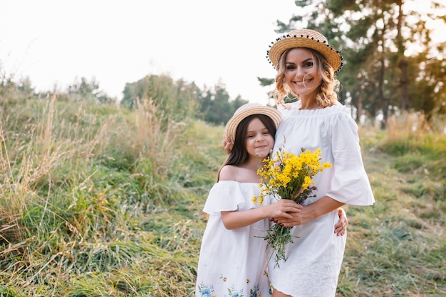 Mère et fille s'amusant dans le parc