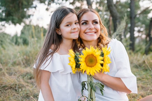 Mère et fille s'amusant dans le parc