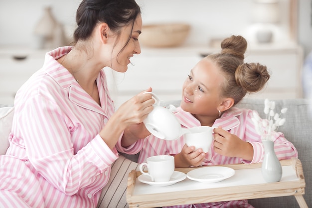 Mère et fille s'amusant à la maison. Les filles à l'intérieur.