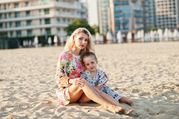 Mère et fille s'amusant sur la plage