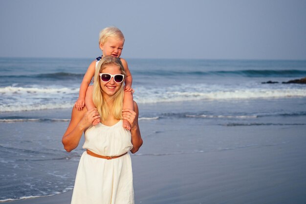 Mère fille s'amusant se reposer sur la plage Voyage de vacances en famille Femme de race blanche avec tout-petit bébé à l'océan