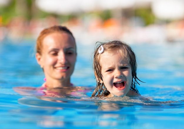 Mère et fille s'amusant