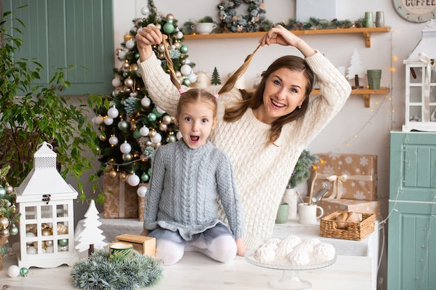 Mère et fille s'amusent dans la cuisine de Noël à la maison.