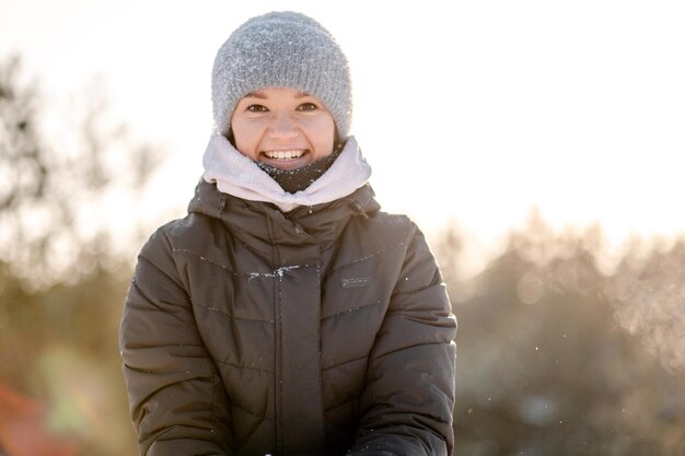 Mère et fille s'amusent dans la forêt en hiver un jour de congé