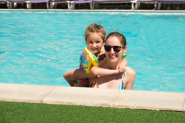 Mère et fille s'amusent dans la piscine