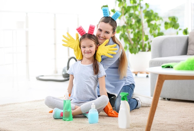 Mère et fille s'amusent ensemble tout en nettoyant la maison