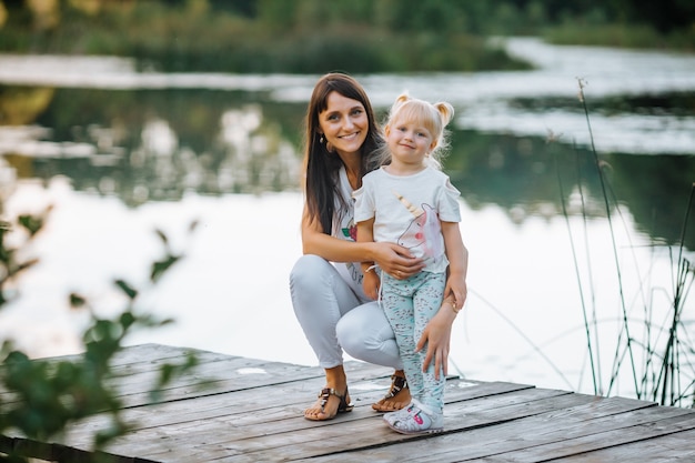 Mère et fille s'amusent en été sur le lac