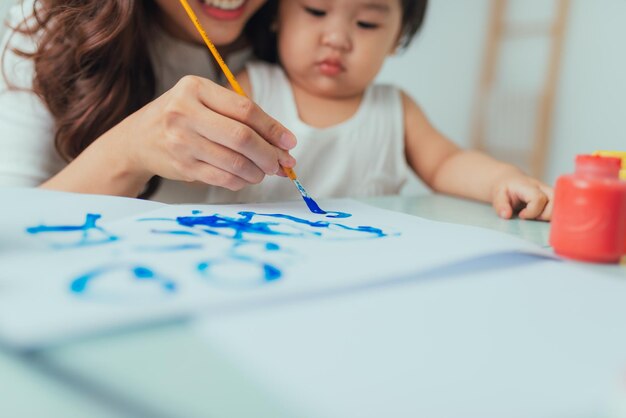 Mère et fille s'amusent à peindre avec des peintures à l'aquarelle