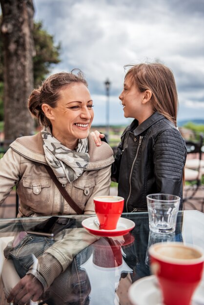 Mère et fille s'amuser ensemble