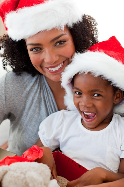 Mère et fille s&#39;amuser à Noël