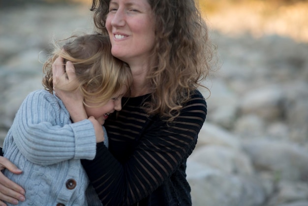 Mère et fille s'embrassant à l'extérieur