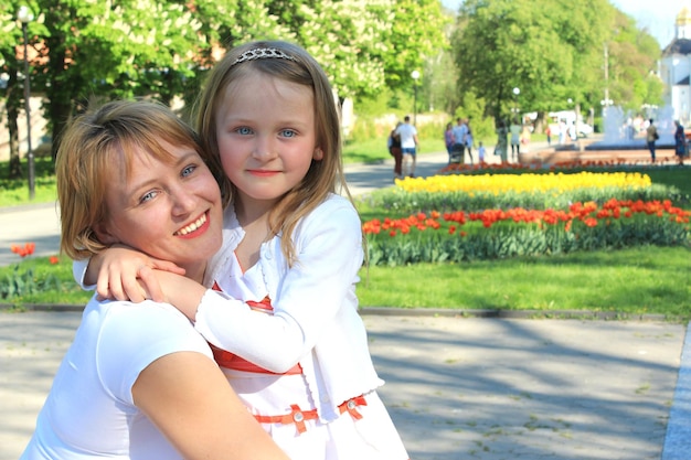 Mère et fille s'embrassent