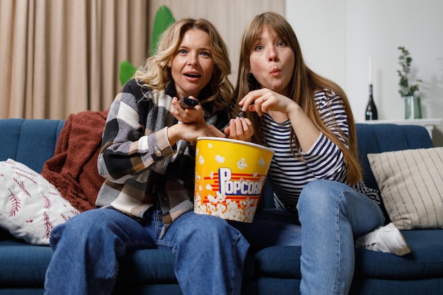 Mère et fille se concentrent pour regarder un film intéressant