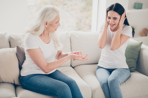 mère et fille se disputant