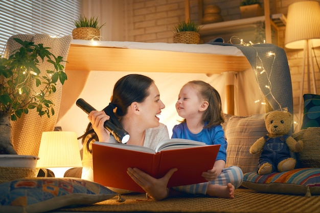 Mère et fille se maquillent