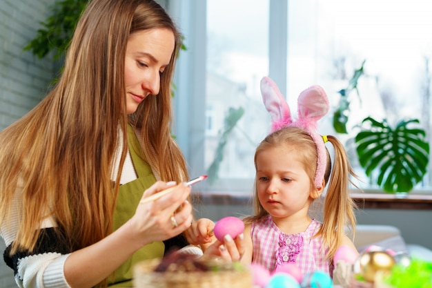 Mère et fille se préparant pour la célébration de Pâques