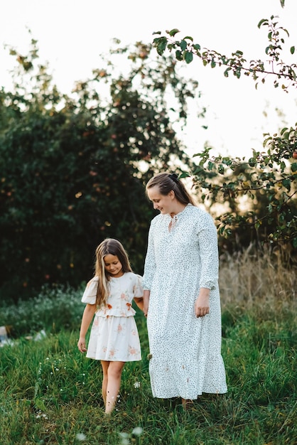 Mère et fille se promènent dans le jardin