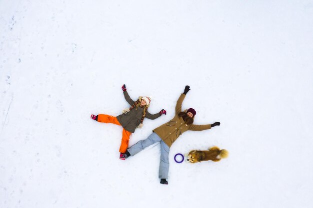 Mère et fille se trouvant sur une neige