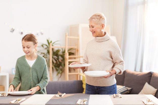 Mère fille, servir table