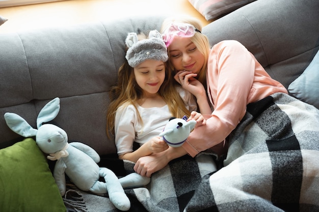 Mère et fille, les sœurs passent une journée de beauté et de plaisir ensemble à la maison