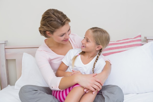 Mère et fille en souriant les uns aux autres