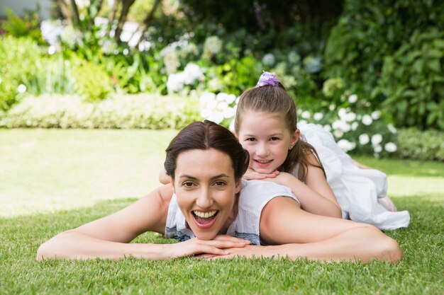 Mère et fille, souriant à la caméra