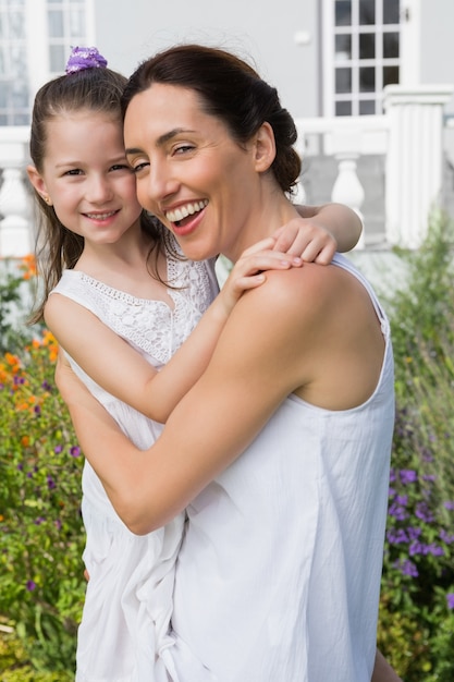 Mère et fille, souriant à la caméra