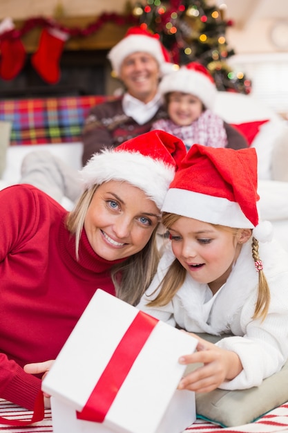 Mère et fille surpris d&#39;ouvrir un cadeau de Noël