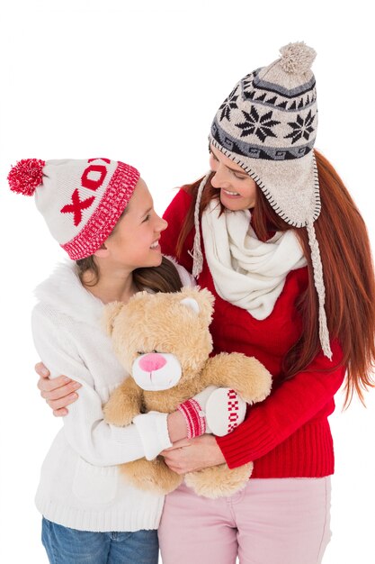 Mère et fille tenant des ours en peluche