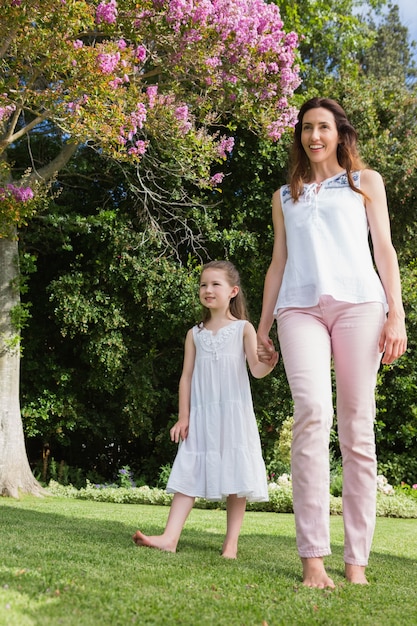 Mère et fille tenant par la main