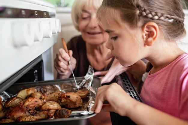 Photo mère et fille en train de manger