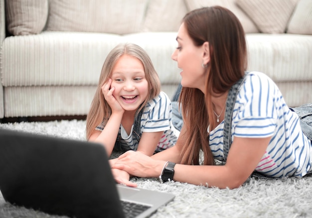 Mère et fille utilisant un ordinateur portable à la maison