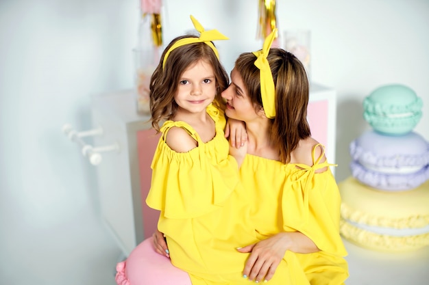 Mère et fille vêtues de la même robe jaune.